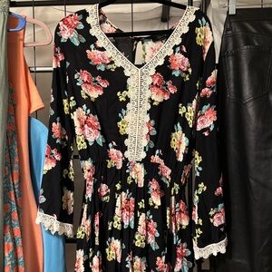 😍Nimi K Floral Black Romper size large